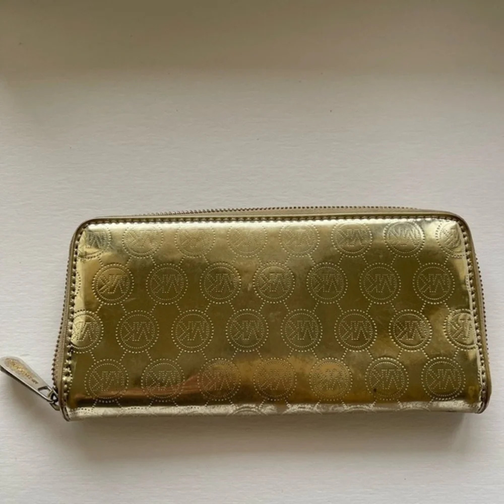 Michael Kors Gold metallic leather Jet Set Zip Around Wallet - Picture 5 of 16